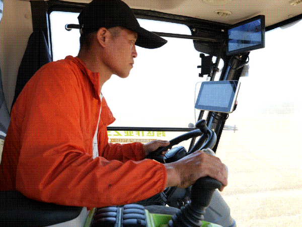 ZOOMLION Machine Escort Summer Grain Harvest