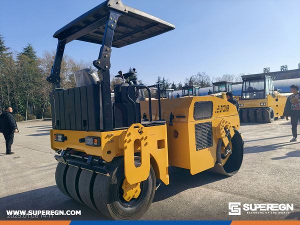Guyana - 1 Unit  LUTONG LTC206P Road Roller